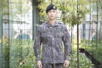  김수현, 7월 1일 전역 초읽기...'특급' 배우의 '특급' 군 생활