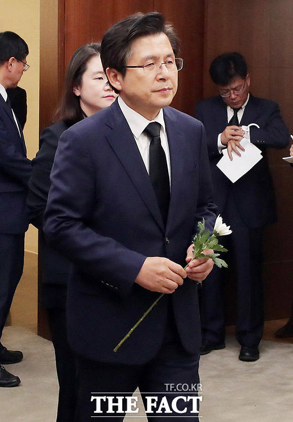 황교안 자유한국당 대표가 11일 서울 서대문구 신촌 세브란스 병원 장례식장에 마련된 고 이희호 여사 빈소를 찾아 조문하고 있다. /이동률 기자