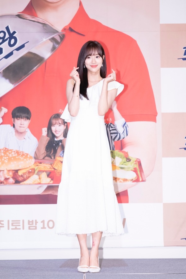 그룹 에이프릴 나은이 tvN 예능프로그램 고교급식왕 팀의 케미를 자랑했다. /tvN 제공