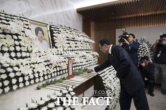 이해찬 더불어민주당 대표가 11일 오후 서울 서대문구 신촌세브란스병원 장례식장에 마련된 고 이희호 여사 빈소를 찾아 조문하고 있다. /이동률 기자