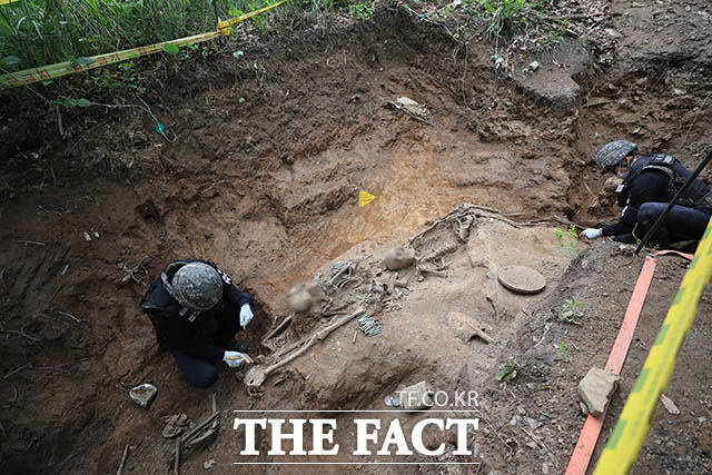 남북공동유해발굴 데스크포스(TF) 장병들이 유해발굴 작업을 하고 있다.