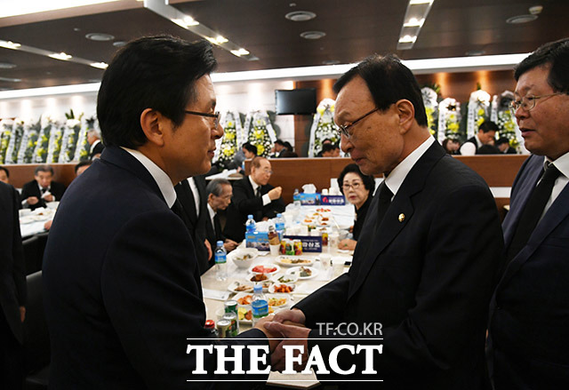 황교안 자유한국당 대표(왼쪽)와 인사 나누는 이 대표