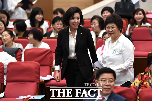 한국여성유권자연맹 창립 50주년 기념식 참석하는 나경원 자유한국당 원내대표