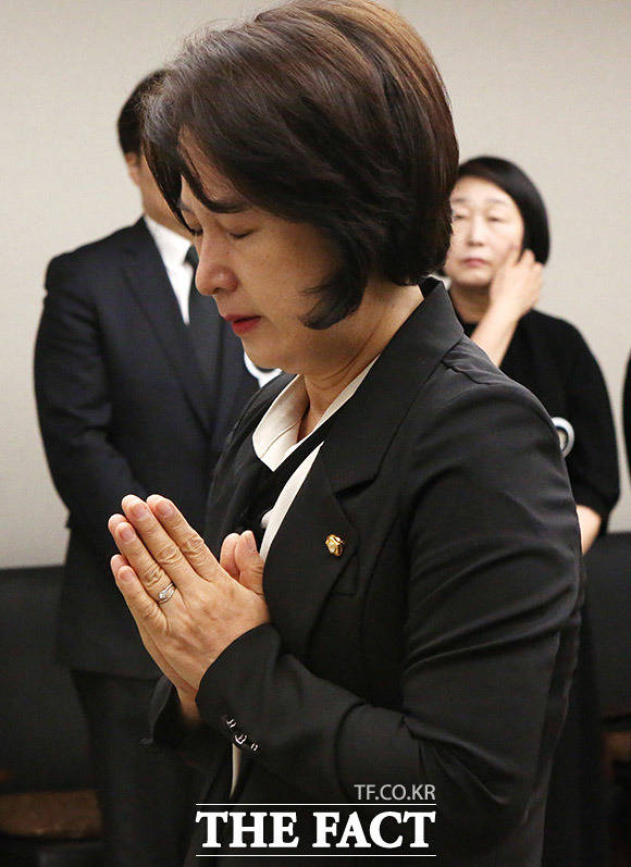 추미애 더불어민주당 의원이 11일 서울 서대문구 세브란스 병원 장례식장에 마련된 고 이희호 여사의 빈소를 찾아 조문하고 있다. /이동률 기자