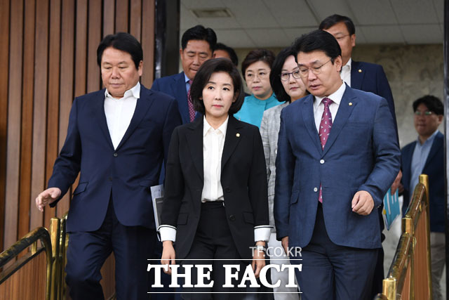 원내대책회의에 참석하는 나경원 자유한국당 원내대표와 지도부