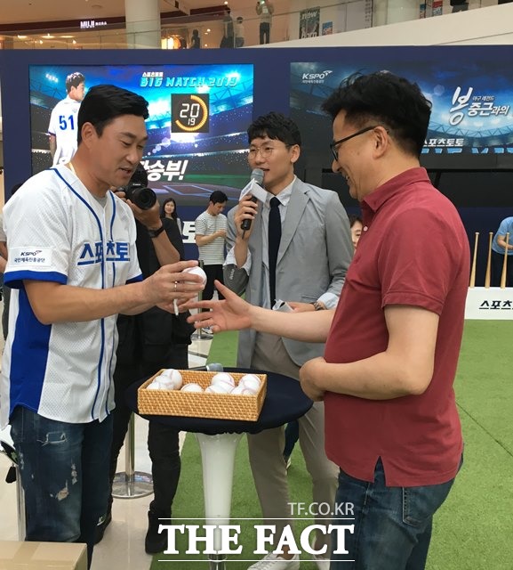 봉중근이 ‘스포츠토토 빅매치 2019’ 참가자에게 사인볼을 선물하고 있다./케이토토 제공