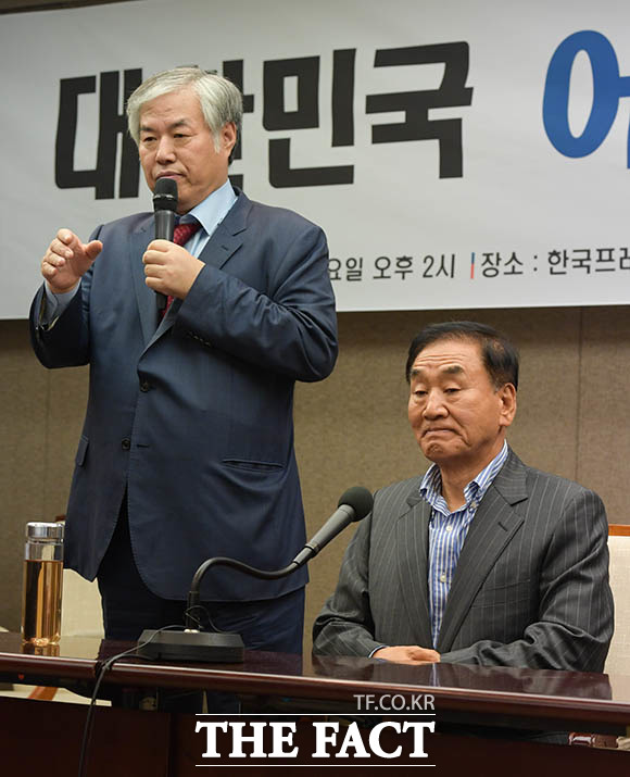 기자회견에 참석한 이재오 전 의원(오른쪽)