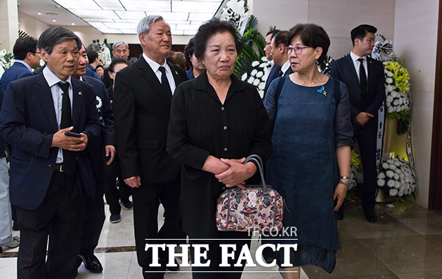 이한열 열사의 모친 배은심 여사(가운데)가 11일 오후 서울 서대문구 세브란스병원 장례식장에 마련된 고 이희호 여사의 빈소에 들어서고 있다. /이동률 기자