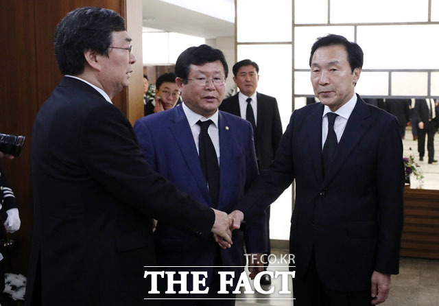 고 이희호 여사 빈소를 찾아 아들 김홍업 전 의원(왼쪽)을 위로하는 손학규 바른미래당 대표