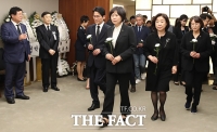 [TF포토] 고 이희호 여사 빈소 조문하는 정의당 지도부