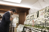 [TF포토] 고 이희호 여사 영정 앞에서 고개숙인 정동영 대표