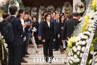 [TF포토] 고 이희호 여사 빈소 조문하는 나경원 원내대표