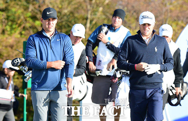국내 골프팬들은 ‘PGA US오픈’ 1라운드에서 더스틴 존슨의 언더파 가능성을 가장 높게 내다봤다.사진은 브룩스 켑카(왼쪽)와 저스틴 토마스./임세준 기자