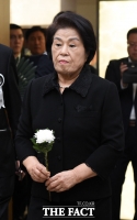 [TF포토] 고 이희호 여사 영정 앞에선 이순자 여사