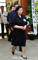 [TF포토] 이희호 여사 빈소 조문하는 현정은 회장