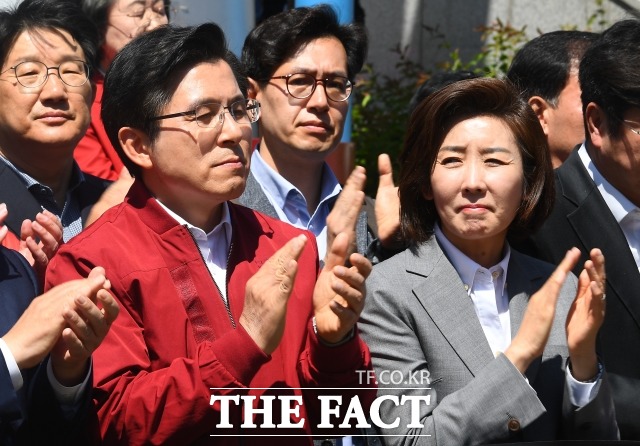 한 한국당 중진 의원은 딜레마에 빠진 황교안 대표를 향해 민심에 따라 과감한 결단을 내려야 한다고 충고했다. /이동률 기자