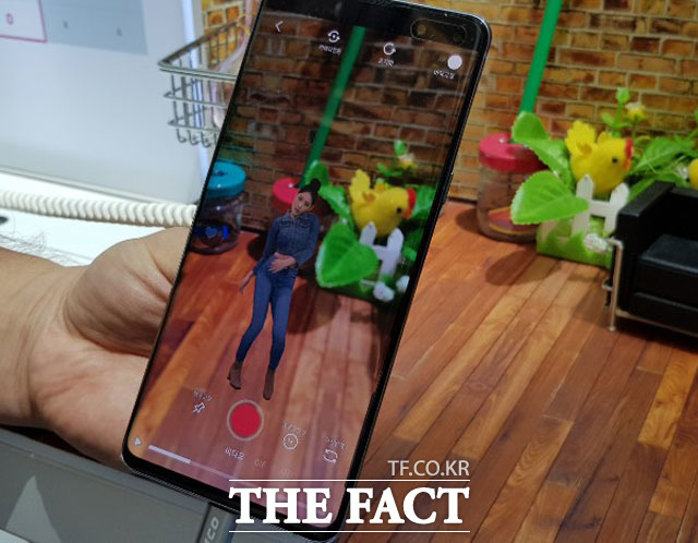 LG유플러스 5G 체험존에서는 가상현실 비교 체험뿐만 아니라 증강현실, 프로야구·골프·아이돌 라이브 등을 체험할 수 있다. 사진은 가수 청하가 춤을 추는 LG유플러스 증강현실 서비스. /하남시=이성락 기자