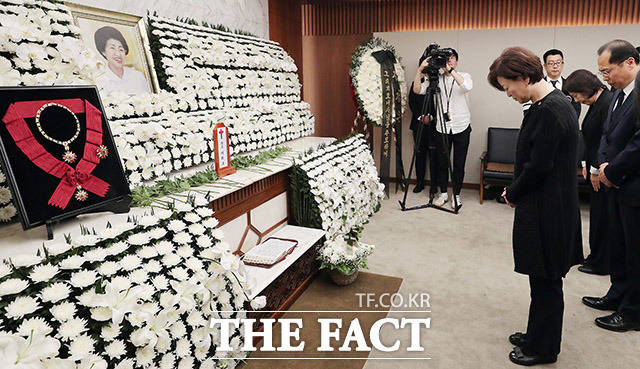 진선미 여성가족부 장관이 13일 오전 서울 서대문구 신촌 세브란스 병원 장례식장에 마련된 고 이희호 여사 빈소를 찾아 조문하고 있다. /이동률 기자