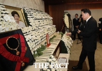 [TF포토] 고 이희호 여사 빈소 조문하는 최태원 회장