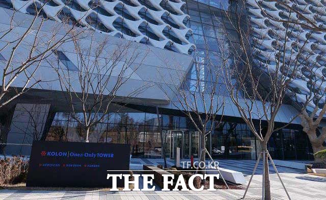 코오롱티슈진은 강 모 씨 외 293명으로부터 93억 원 규모의 손해배상 청구소송을 당했다. 사진은 서울 마포구 코오롱원앤온리타워. /더팩트 DB