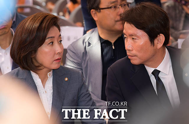 나경원(왼쪽) 자유한국당 원내대표와 이인영(오른쪽) 더불어민주당 원내대표가 U-20 축구 대표팀의 이강인 선수 이름을 언급하며 추가경정예산안 처리 관련 설전을 벌였다. /김세정 기자