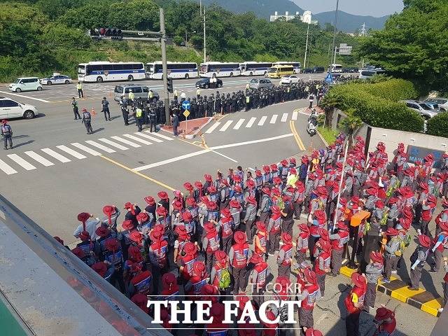 현대중공업 실사단이 실사 첫 날인 지난 3일 대우조선해양 옥포조선소 현장실사에 나섰지만 대우조선해양 노조가 현장실사 저지단을 구성해 옥포조선소 정문 등 옥포조선소 출입구 6곳을 봉쇄하고 있다. /뉴시스