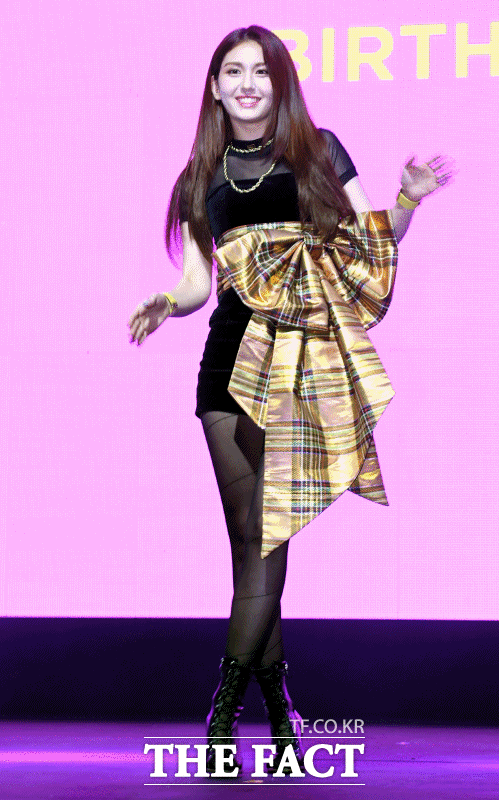 가수 전소미가 데뷔 싱글 BIRTHDAY(벌스데이) 발매 기념 쇼케이스에서 다양한 포즈를 취하고 있다. /남용희 기자