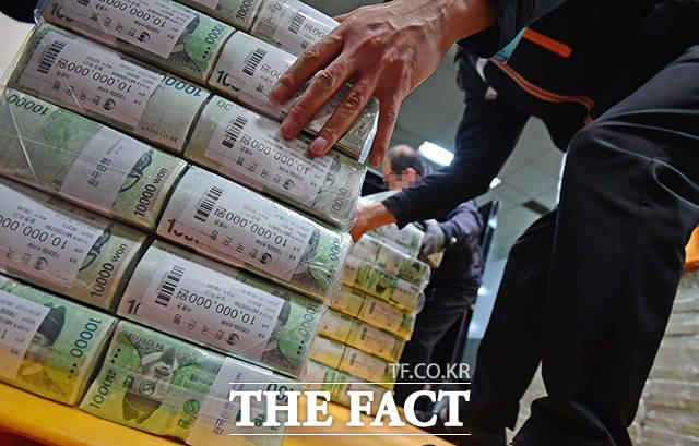 기준금리가 떨어지면 투자 활성화 등을 기대할 수 있지만 그에 따라 부동산 가격도 오를 수 있다는 우려가 나온다. /더팩트 DB