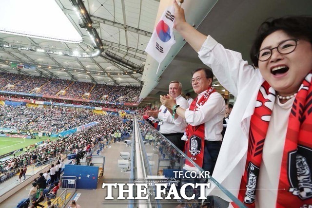문재인 대통령은 16일 한국 역사상 최초로 국제축구연맹(FIFA) 주관 대회에서 준우승을 차지한 20세 이하(U-20) 축구대표팀에 축전을 통해 격려했다. 문 대통령과 김정숙 여사가 지난해 6월 러시아 로스토프나도누에서 열린 2018 러시아 월드컵 조별리그 멕시코와 경기에서 한국대표팀을 응원하는 모습. /청와대 제공