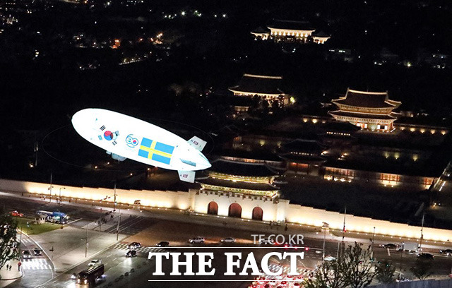 스웨덴 스톡홀름과 5G로 연결된 KT ‘5G 스카이십’이 서울 광화문 광장 상공을 비행하고 있다.