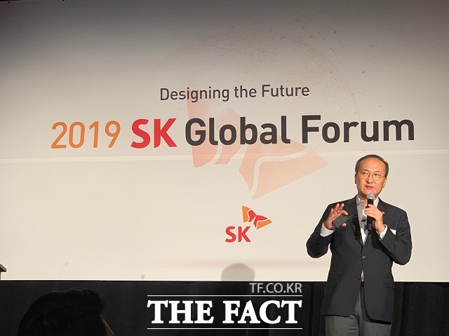 이석희 SK하이닉스 사장이 현지 시간으로 지난 15일 미국 캘리포니아주 샌프란시스코에서 개최된 ‘2019 SK 글로벌 포럼’에서 사업전략을 발표하고 있다.