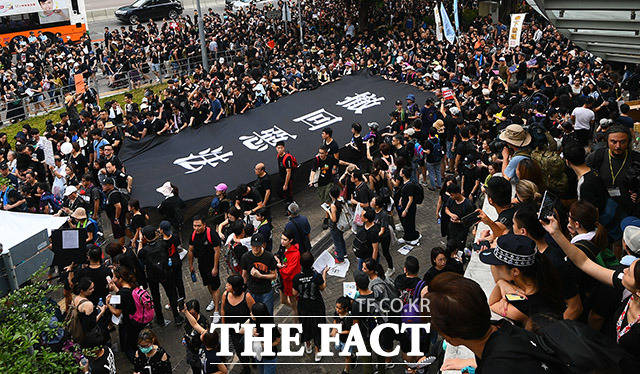 16일 오후 홍콩 정부청사 앞에서 범죄인 인도법 폐지를 촉구하는 시민들이 행진을 하고 있다. /홍콩=이동률 기자