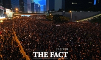 [TF포토] 늦은 시간까지 시위 이어가는 홍콩 시민들