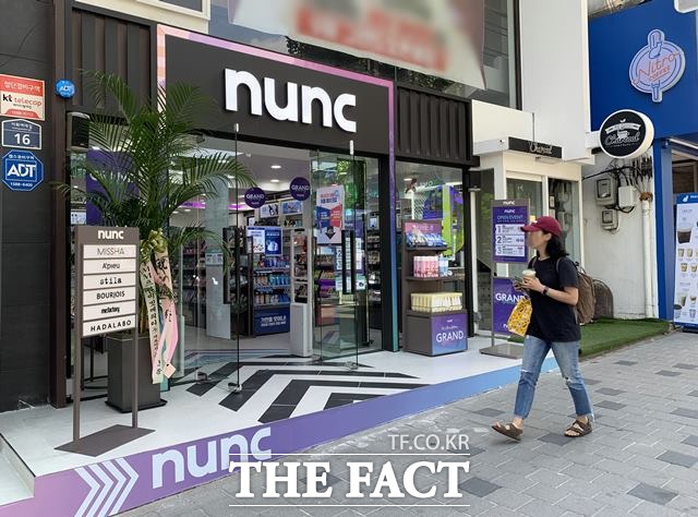 화장품 브랜드 미샤를 운영하는 에이블씨엔씨가 뷰티 편집숍 눙크 이대점을 오픈했다. 오픈 4일 차를 맞은 눙크 이대점은 손님이 없이 한산했다. 미샤가 눙크로 바뀐 사실을 모르는 고객들도 많았다. /대현동=이민주 기자