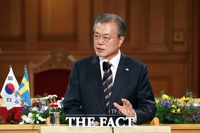 문재인 대통령이 대통령이 이번 북유럽 순방에서 남북·북미 간 대화 불씨를 재차 당긴 가운데 북한의 호응 여부에 따라 외교력의 평가가 갈릴 것으로 보인다. 지난 14일(현지시간) 스웨덴 국빈 방문 당시 스톡홀름 스웨덴 의회에서 한반도 비핵화와 평화를 위한 신뢰를 주제로 연설하는 문 대통령. /청와대 제공