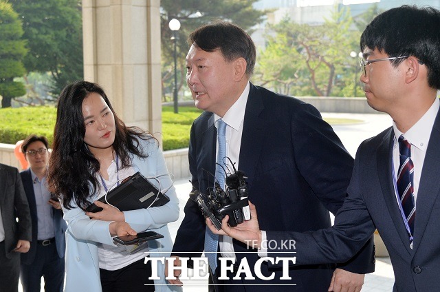 문재인 대통령은 17일 차기 검찰총장 후보자로 윤석열(59·사법연수원 23기) 서울중앙지검장을 지명했다. /더팩트 DB