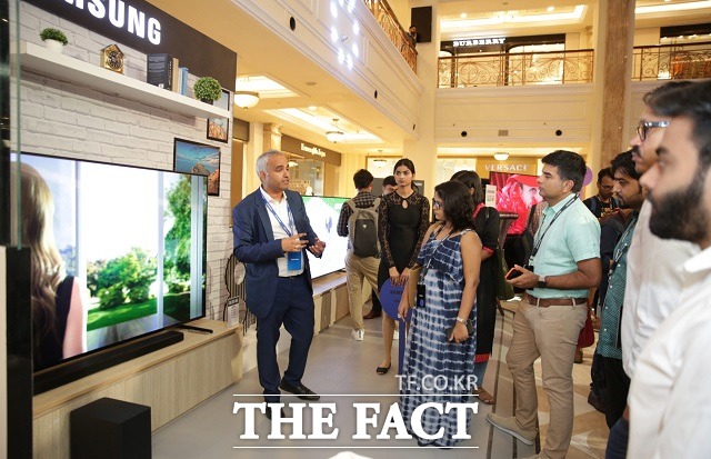 삼성전자는 이달 초 뉴델리 대표 쇼핑몰 디엘에프 엠포리오몰에서 미디어 행사를 개최하고, 현지 소비자들에 특화된 기능을 대거 탑재한 QLED 8K 라인업을 공개했다. /삼성전자 제공