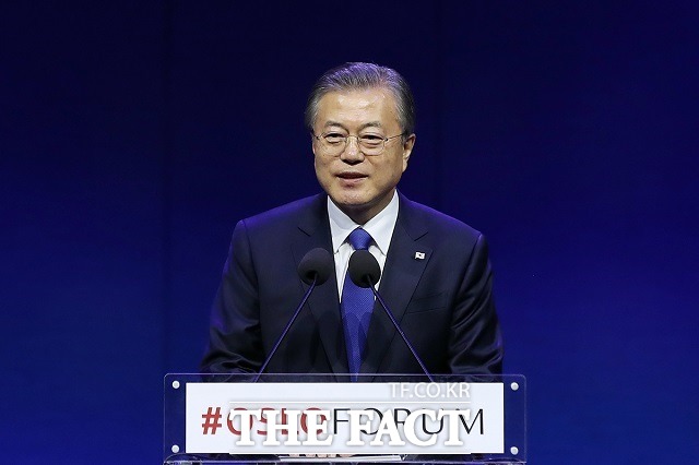 17일 현재 북한은 북미 간 실무협상과 문 대통령의 남북정상회담 제안에 별다른 반응을 보이지 않고 있다. 문 대통령이 지난 12일(현지시간) 노르웨이 국빈 방문 당시 오슬로대학에서 열린 오슬로포럼에서 기조연설을 하는 모습. /청와대 제공