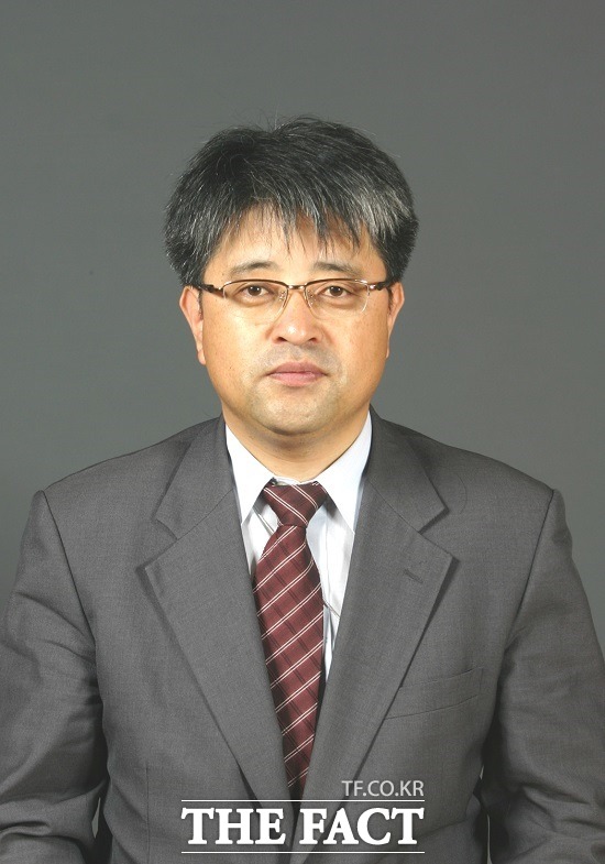 문재인 대통령은 18일 민주평화통일자문회의 사무처장에 이승환(사진) 남북교류협력지원협회 회장을 임명했다.