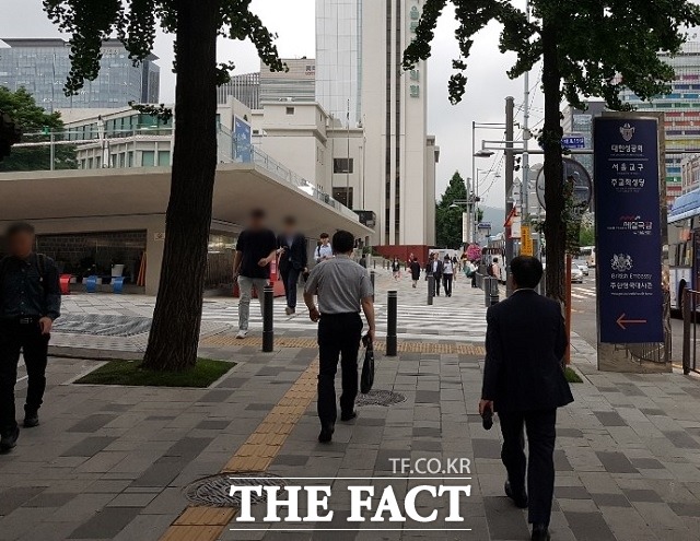 지난 18일 서울 중구 시청역 인근에서 만난 시민들은 문재인 대통령의 한반도 평화 정착을 위한 행보에 의견이 분분했다. 이날 시청역 인근 거리를 지나다니는 시민들. /중구=신진환 기자
