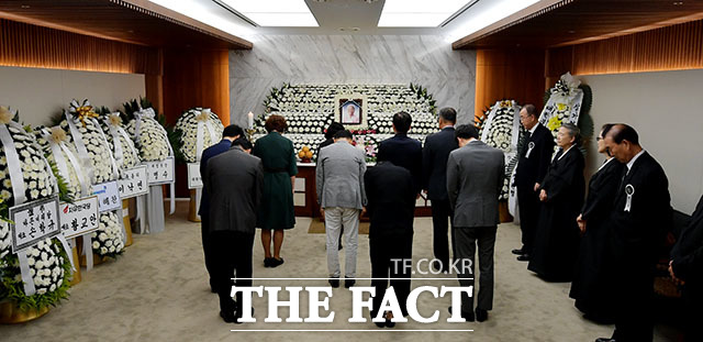 반기문 전 UN 사무총장(오른쪽에서 네번째)의 어머니인 고 신현순 씨의 빈소가 18일 서울 서대문구 신촌세브란스병원 장례식장에 마련된 가운데 조문객들이 빈소를 찾아 추모하고 있다. /이덕인 기자