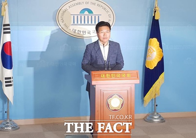 홍문종 의원이 18일 국회 정론관에서 자유한국당 탈당을 공식 선언하고 있다. /국회=이원석 기자