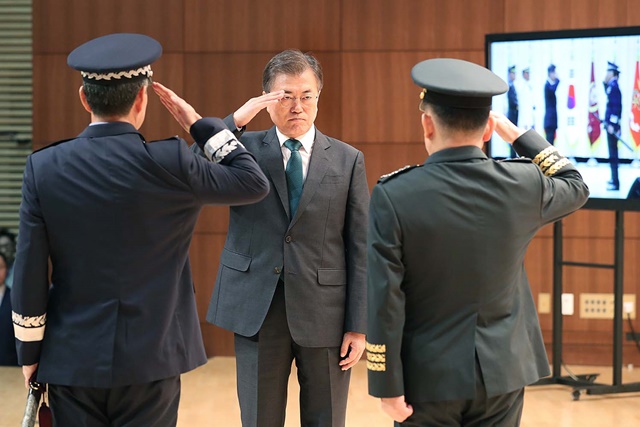 북한 어선의 삼척항 정박 사건으로 문재인 정부 안보 인식에 대한 비판도 제기되고 있다. /청와대 제공