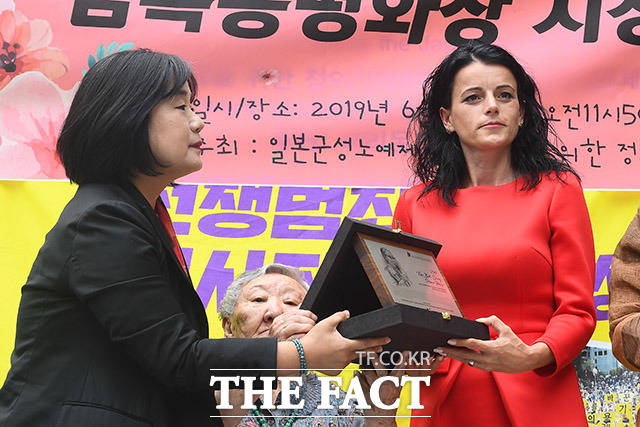 윤미향 대표(왼쪽)에게 김복동 평화상을 수상받는 바스피예 크라스니치-굿맨