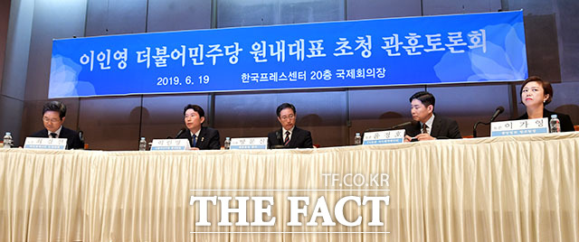 이인영 더불어민주당 원내대표(왼쪽 두 번째)가 19일 오전 서울 중구 프레스센터에서 열린 관훈토론회에 참석해 발언하고 있다. /이덕인 기자