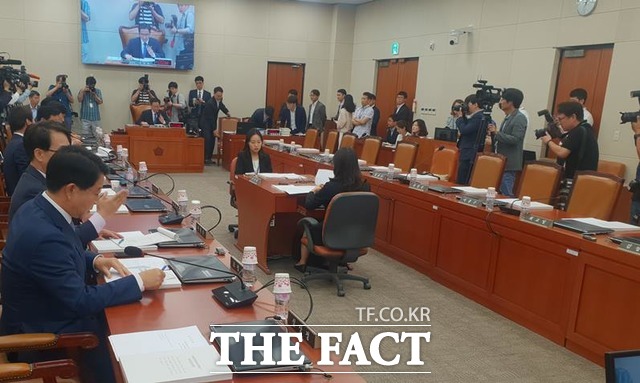 국회 기획재정위원회 전체회의도 한국당 의원들 없이 진행됐다. /이원석 기자