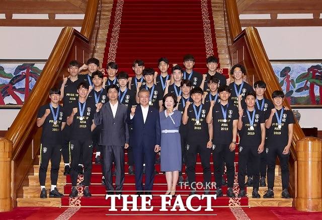 문재인 대통령과 김정숙 여사가 19일 청와대 본관에서 2019 국제축구연맹(FIFA) U-20 월드컵에서 준우승한 한국 축구대표팀과 기념촬영을 하고 있다. /청와대 제공