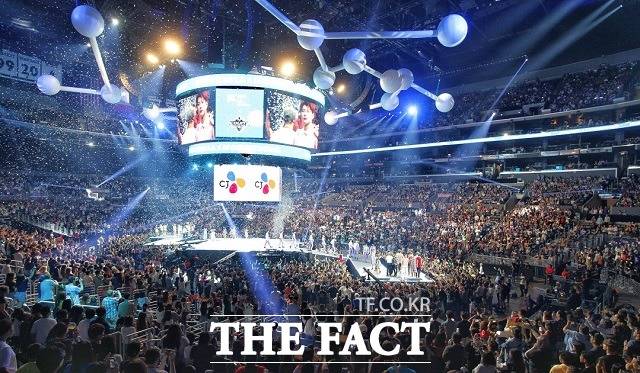 CJ ENM이 주최하는 세계 최대 규모의 K컬쳐 컨벤션인 KCON은 각국에서 흥행에 성공하며 글로벌 문화 축제로 자리매김했다. 역대 최단 시간 티켓 판매 기록을 세운 KCON 2019 LA 콘서트 전경