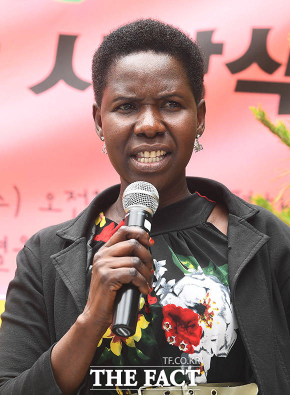 소감을 밝히는 아찬 실비아 오발 골든 위민 비전 인 우간다(Golden Women Vision in Uganda) 대표