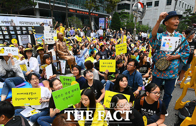 19일 오후 서울 종로구 옛 일본대사관 앞에서 제 1392차 정기 수요집회가 열린 가운데 참석한 시민들이 구호를 외치고 있다. /이동률 기자
